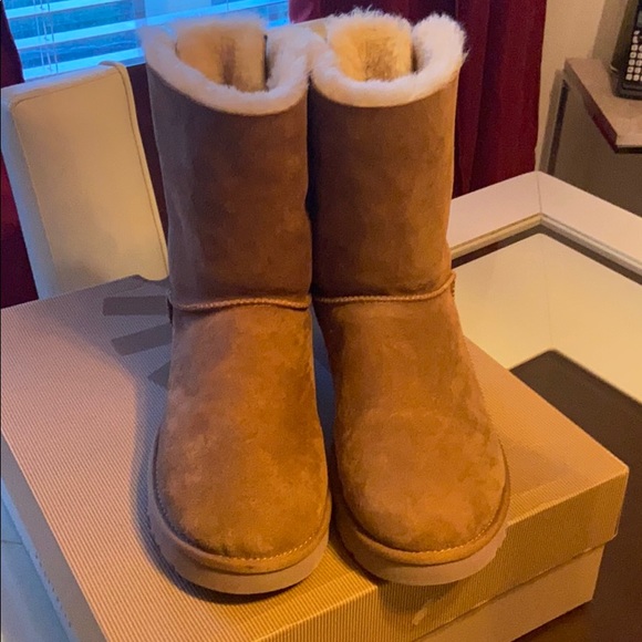 Tan ugg boots - Picture 2 of 3